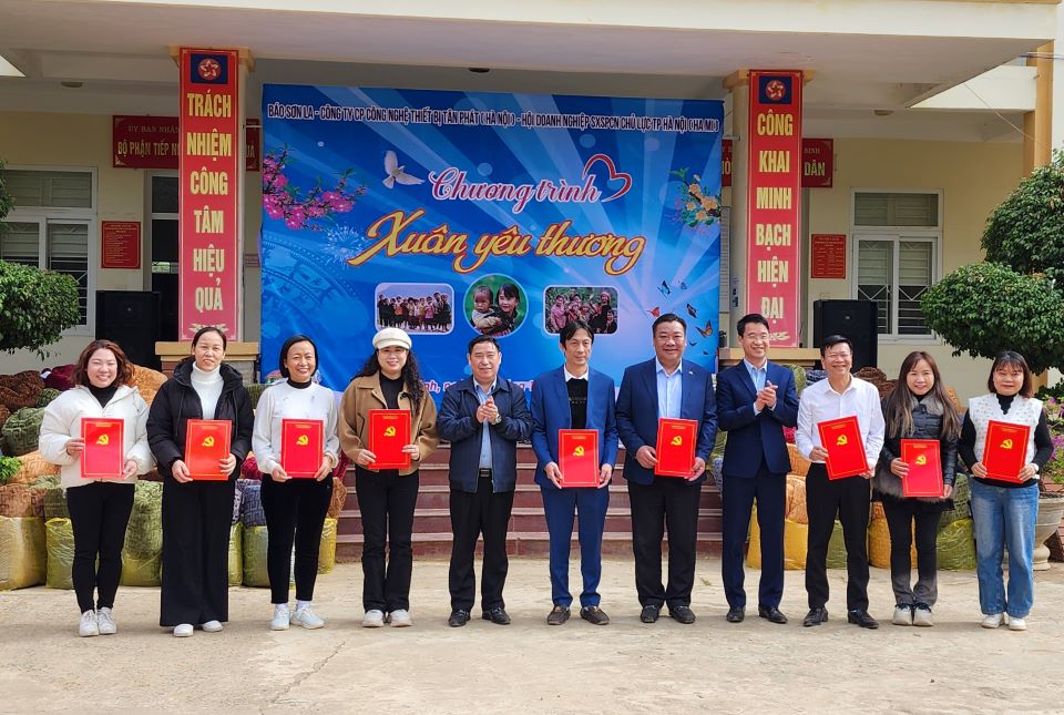PC Sơn La tặng quà hộ dân có hoàn cảnh khó khăn và học sinh vùng cao